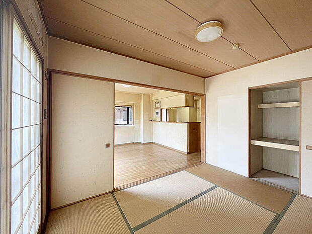 お昼寝をしたり客間として活用したり。なぜか落ち着く日本ならではの畳の空間です。（約6帖）