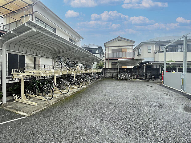 広々とした自転車置き場は、雨風を避ける屋根付きで、大切な自転車を安心して駐輪できます。