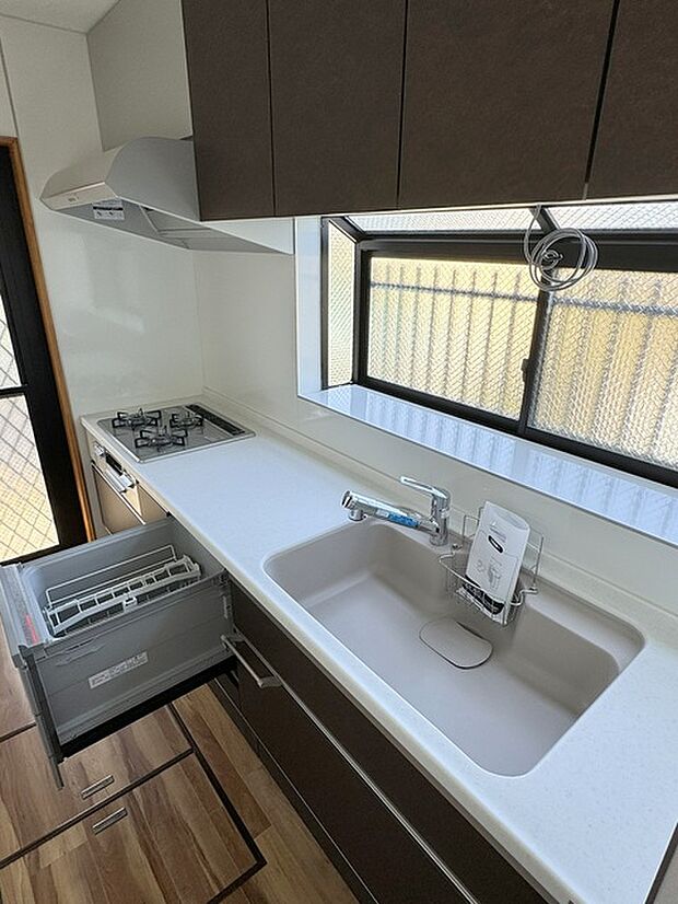 トクラス製の最新式システムキッチン（食器洗乾燥機付）は傷や汚れに強く、人気の製品です。