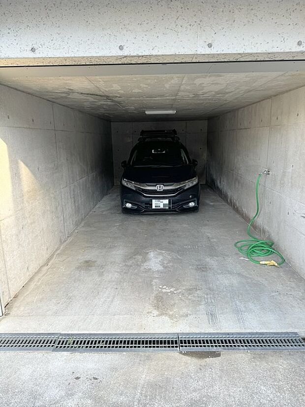 地下車庫部分（高さ約2m）は乗用車を縦列2台まで駐車可能です。