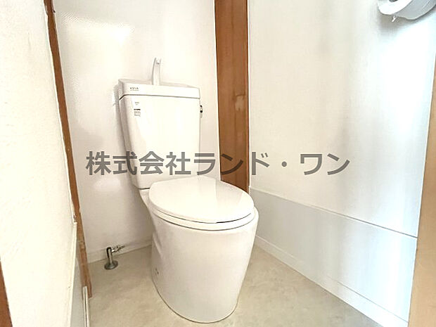 トイレ交換済。スマートでスッキリとした印象を与えるトイレが魅力的です。