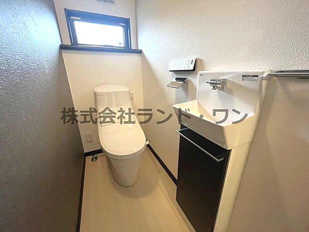 2階トイレ　温水洗浄便座付き　個別手洗器付きで快適ですね♪　タンクレスなので、スマートな印象を与え、空間を広く見せてくれます。