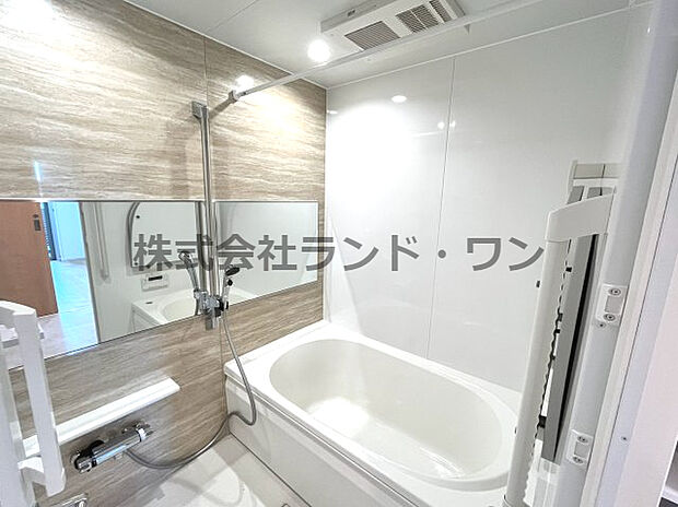 落ち着きのあるシンプルな浴室