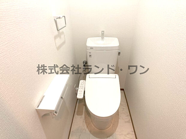 トイレ　2連のペーパーホルダーにはちょっとした棚がついています