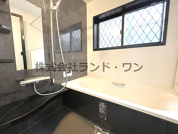 ブラックを基調とした上品な印象を与えてくれる浴室。窓があることで採光性も高まるので、日中に入浴しても気分をリフレッシュできそうです♪