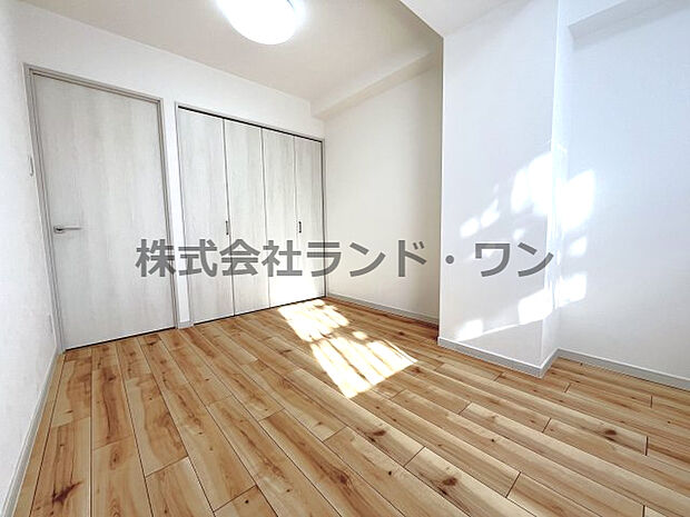 □洋室約6帖　どんな家具とも調和しやすいナチュラルテイストの内装です。