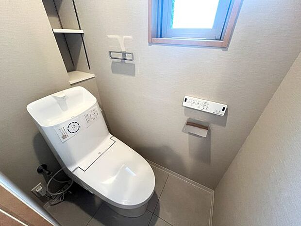 トイレ　温水洗浄暖房便座　壁面のリモコンで操作できます