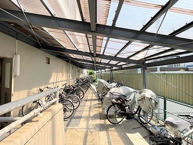 駐輪場あり。屋根があるため雨でも風でも自転車が汚れにくいです。