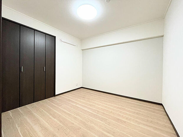 洋室4.8帖。大きなクローゼットでたっぷり収納できるので、広くお部屋を使うことができます。