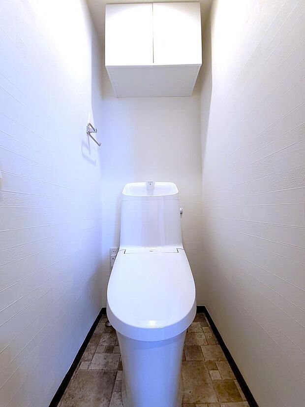 トイレ新規交換しております。白基調のクロスで清潔感を演出し、床は濃い目の色を使用し、汚れを目立たないよう心掛けました。また、節水型トイレにより毎日の水道代がお安くなります。 