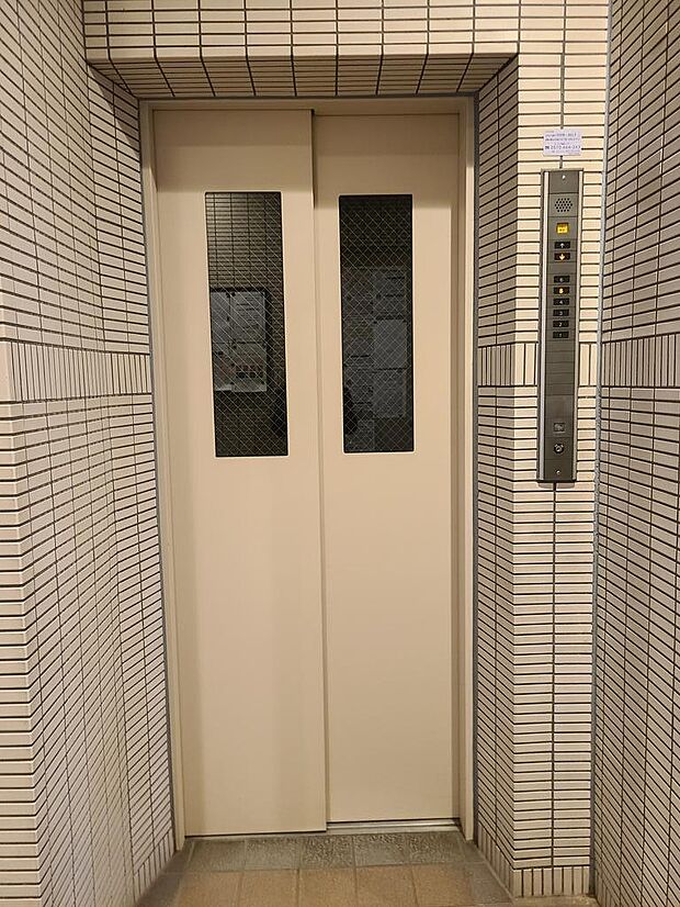 エレベータ―は一基設置されており、各階に行き来が可能です。内部も管理がされており、清潔に保たれております。