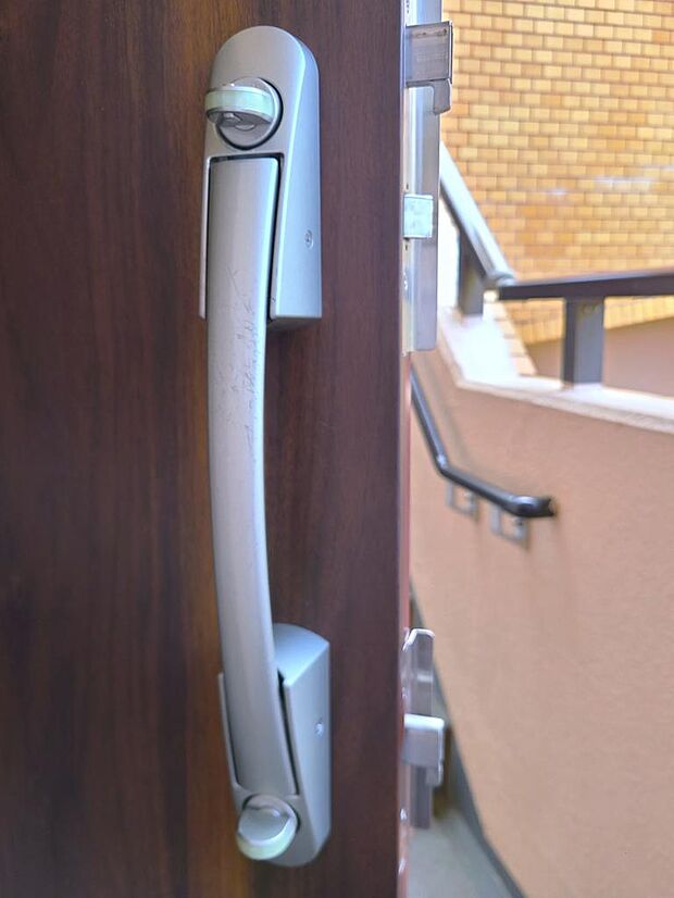 プッシュプルハンドル・防犯性の高い鎌錠ダブルロック。玄関ドア1枚に対して2つの鍵が設置されています。