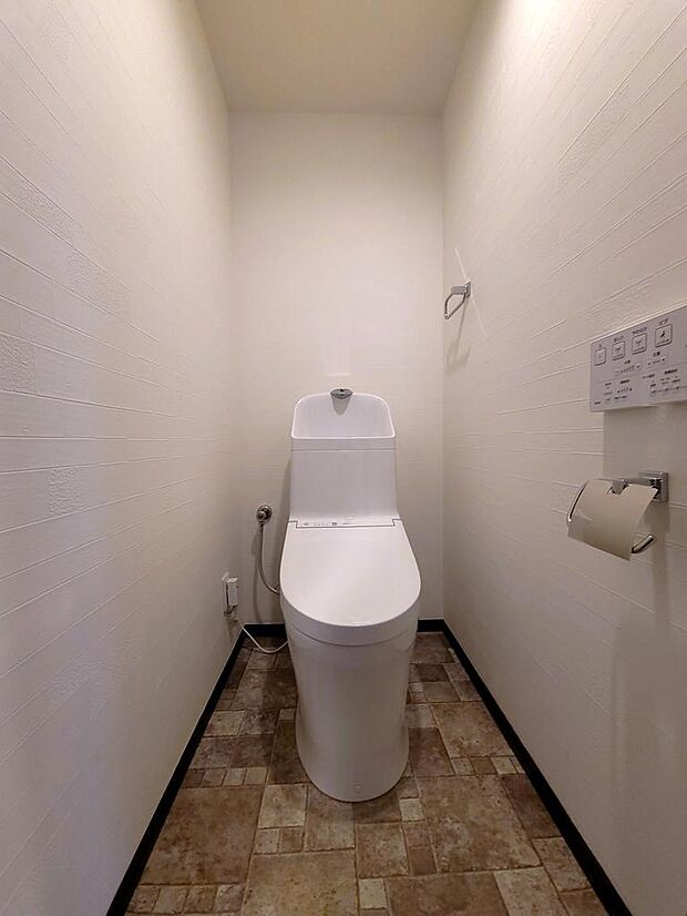トイレ関係の設備も一新されています。もちろん温水洗浄機能付き便座です。気になる水周り関係は全て新しくなっていますので、気持ちよく新生活が始められます♪