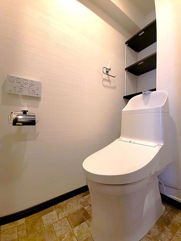 トイレ新規交換しております。白基調のクロスで清潔感を演出し、床は濃い目の色を使用し、汚れを目立たないよう心掛けました。また、節水型トイレにより毎日の水道代がお安くなります。