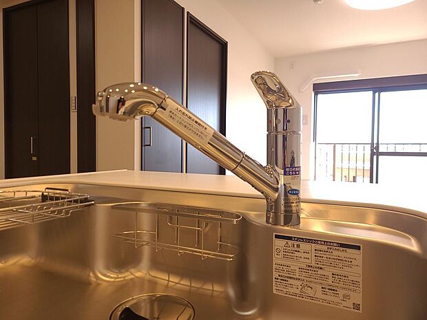 キッチンシンクは、静音仕様シンク水ハネを抑えていっそう静かに、浄水器内蔵シャワー水栓を搭載していますので、専用の浄水器水栓も必要ありません。
