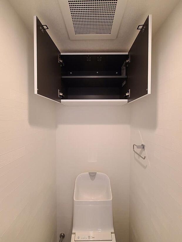 トイレ内の吊戸棚。トイレットペーパーやお掃除道具など見せたくない物の収納にピッタリです。