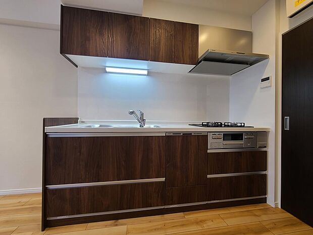 キッチンはソフトクローズや食洗器がついて使いやすい仕様になってます。独立型キッチンは、お部屋に匂いがこもりにくく、2WEYのため出入りしやすいです。