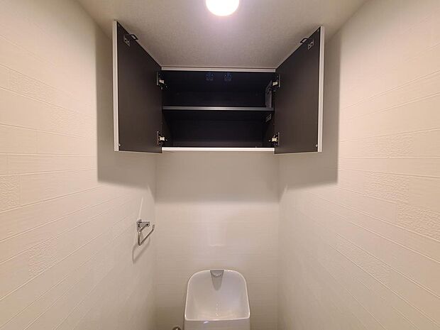 トイレ内の吊戸棚。トイレットペーパーやお掃除道具など見せたくない物の収納にピッタリです。