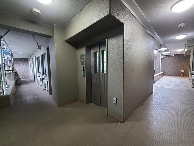 エレベータ―は一基設置されており、各階に行き来が可能です。内部も管理がされており、清潔に保たれております。