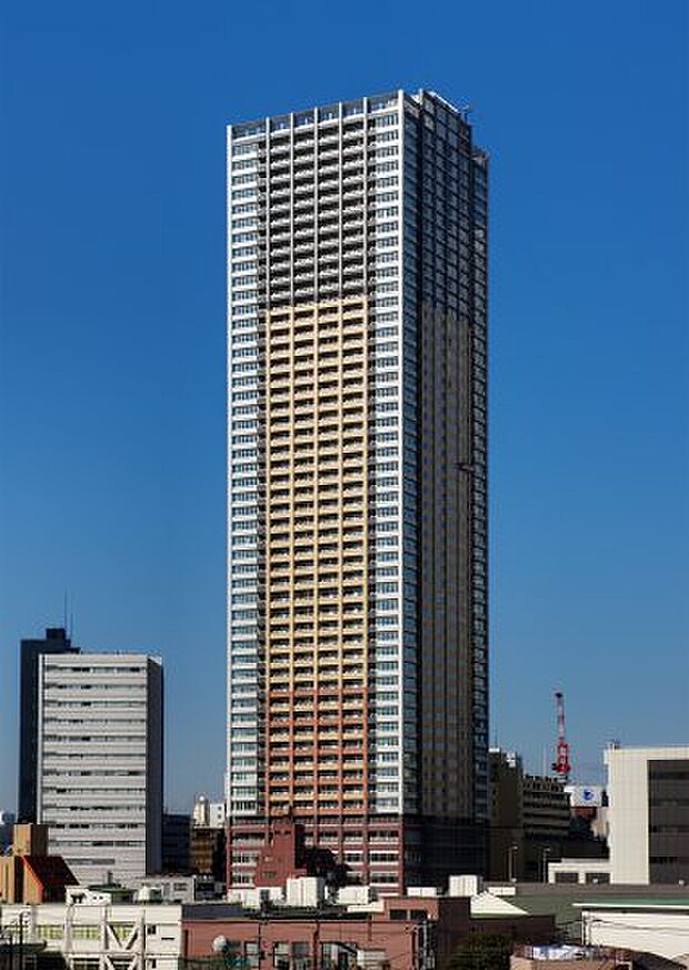 地上52階建て、総戸数608戸の大規模タワーマンション。東京メトロ有楽町線「東池袋」駅まで徒歩2分！　※竣工時の写真