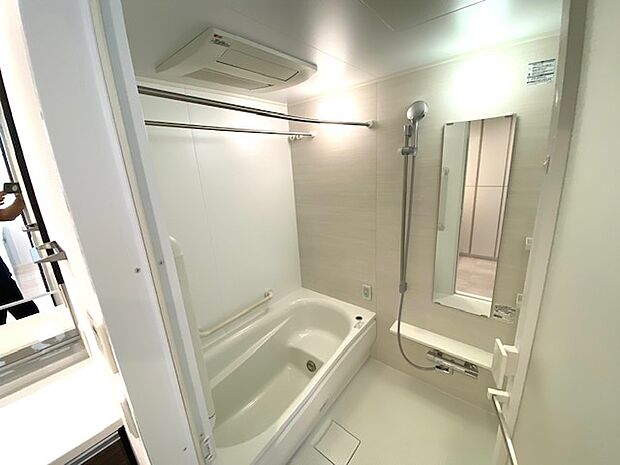 明るく広々とした浴室です。浴室乾燥機が備え付けてあるため梅雨に時期でも洗濯物が乾きます。