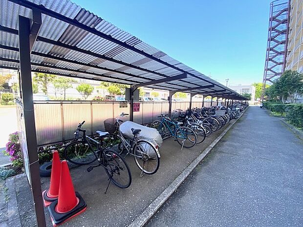 駐輪場は屋根付きなので雨から自転車を守ります