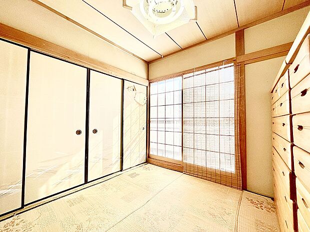 明るい陽光に包まれる和室！ほっと一息できる憩いの空間です！