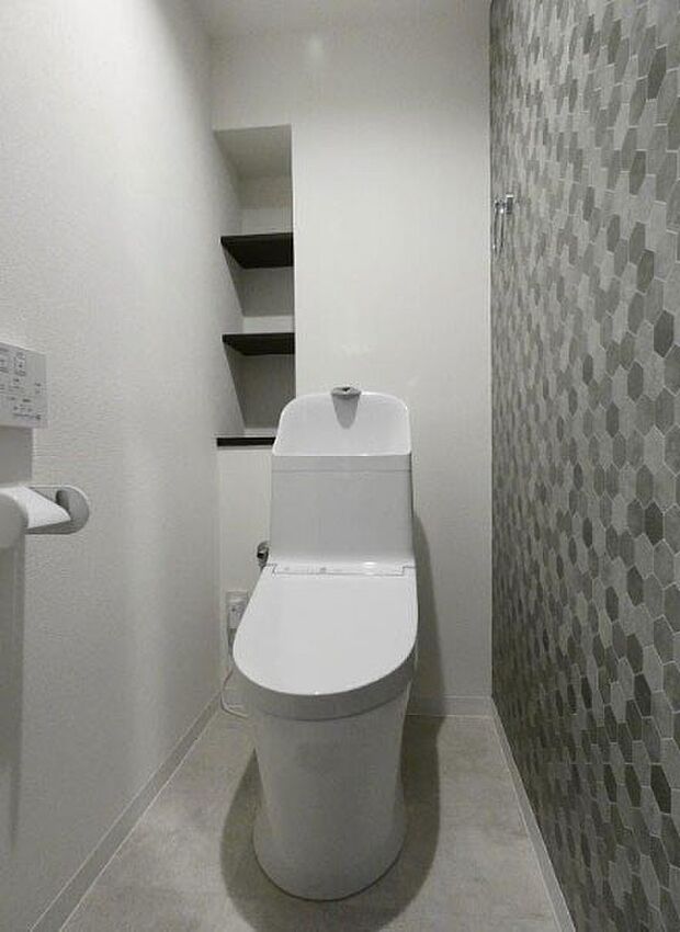 清潔感あるシャワートイレ！トイレットペーパーなどストックに便利な壁面収納付きです！