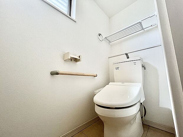 小窓から光が注ぎ込む明るいトイレです。換気もしやすいですね！