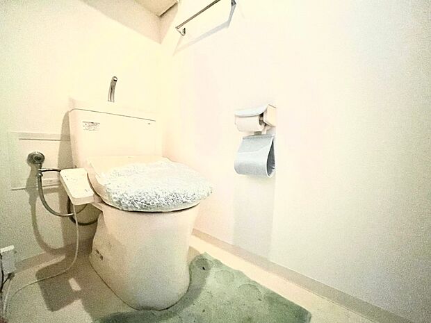 清潔感あるシャワートイレ！トイレットペーパーなどストックに便利な壁面収納付きです！