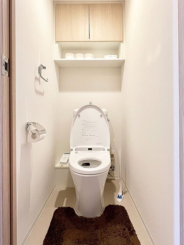 清潔感あるシャワートイレ。トイレットペーパーなどストックに便利な壁面収納付き！