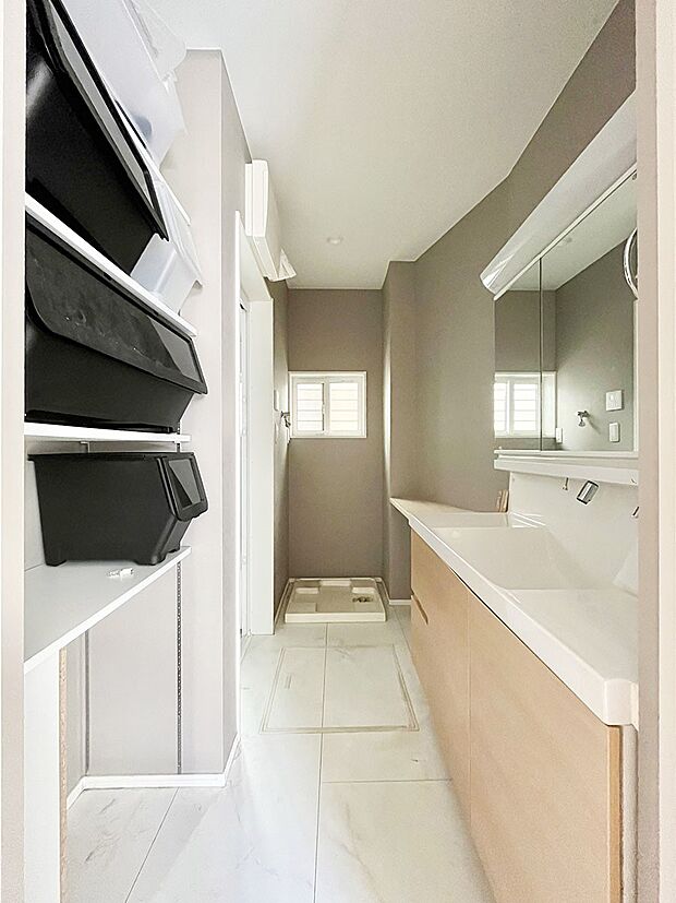 収納スペース充実の使い勝手の良い洗面所です。きちんと整理整頓できて快適ですね。