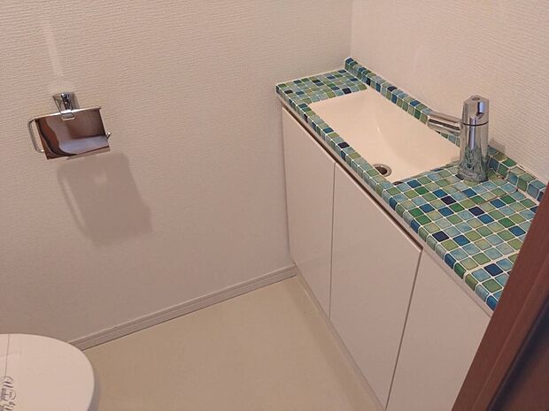 トイレには使用後の手洗いがスムーズな手洗器付き。ボウル下にはストック収納も可能なスペースあり！
