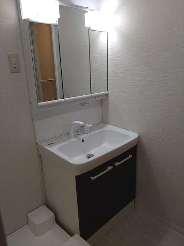 三面鏡付き洗面化粧台は鏡裏やボウル下に収納スペースあり。散らかりがちな洗面周りが綺麗に片付きます！