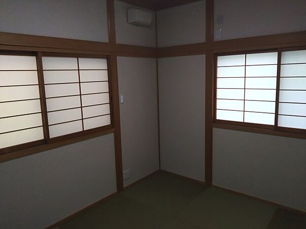 柔らかな畳が与えてくれる、癒しにあふれた和室は、約6帖！二面採光で、心地よい住空間。