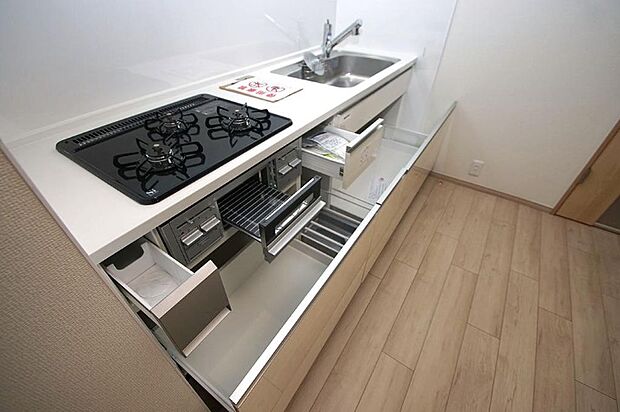 空間を有効的にご活用いただける壁付キッチン！引き出し収納で奥まで効率よく収納できます。