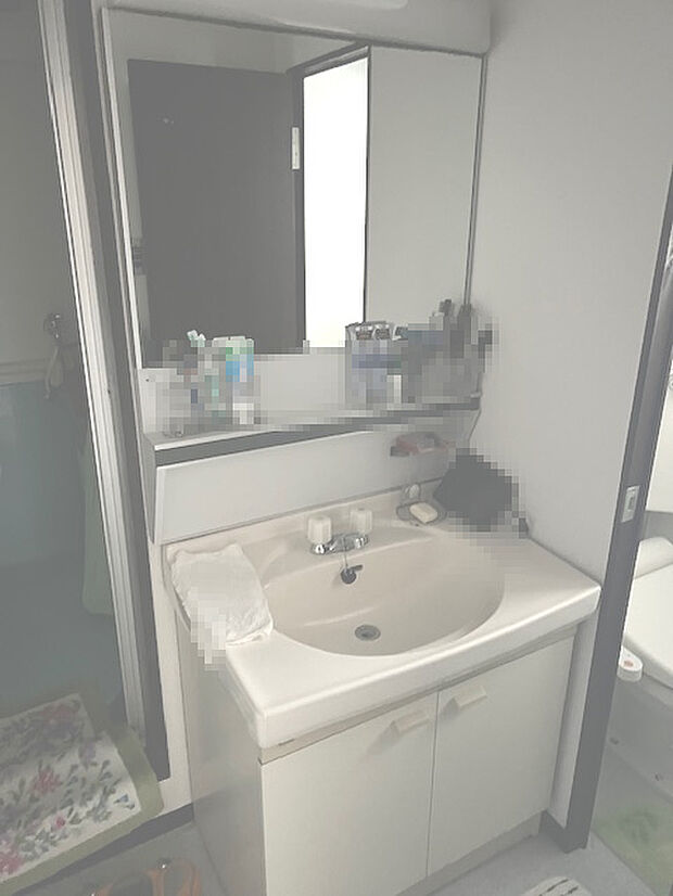 大きな鏡で朝の身支度も捗りそうな洗面化粧台。鏡前の棚には毎日使う歯ブラシやメイク道具などが置けます！