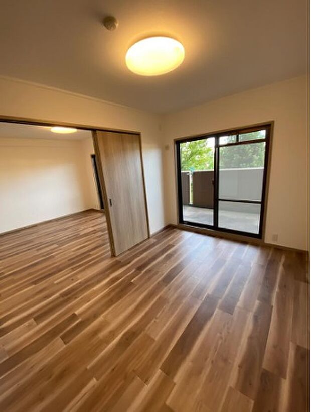 リビングに隣接する約6帖の洋室！スライドドアを用いて個室・一体利用ができる可変性の高い設計です。