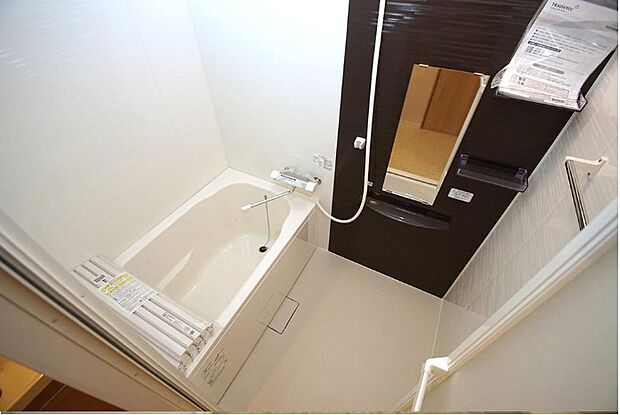 ダークカラーのアクセントパネルが施された落ち着きのある浴室！ゆったり1日の疲れを癒していただけます。