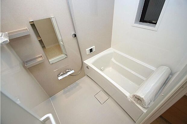 ホワイト系を基調とした清潔感のあるバスルーム！小窓付きで、換気もスムーズに行えますね。