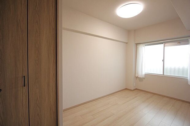 洋室5.1帖のクローゼット。全居室に収納付きで、お部屋が片付き空間を有効的にご活用いただけます！