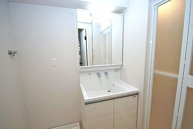 大きく見やすい三面鏡付き独立洗面化粧台！キッチン後ろに洗面室があり、家事動線もスムーズです。