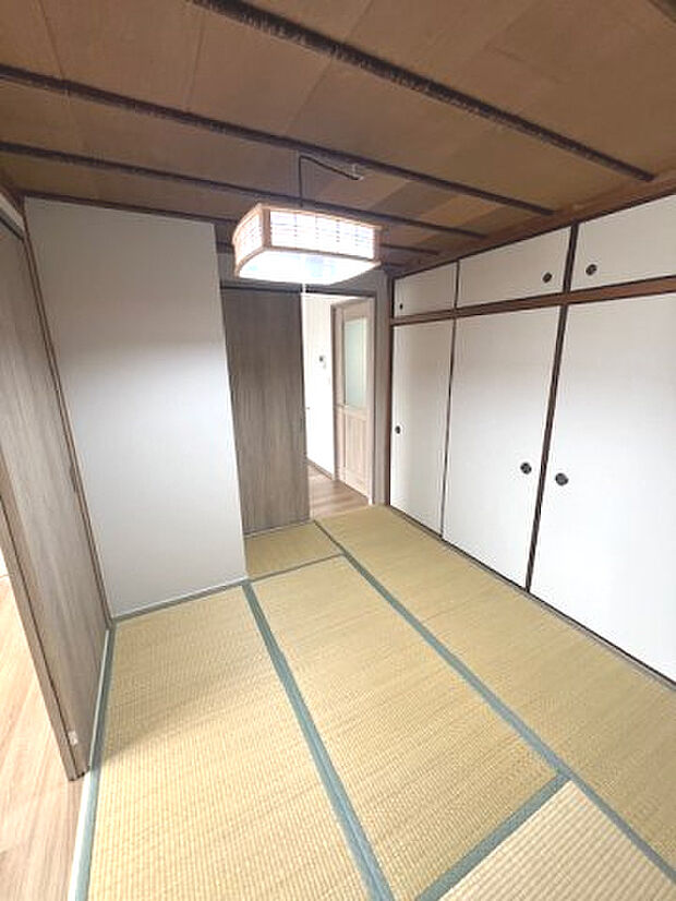 洋室6帖と隣接する和室5.5帖。2部屋を繋ぐ扉を開放し、一体利用も可能。ゆったりとお過ごしください！