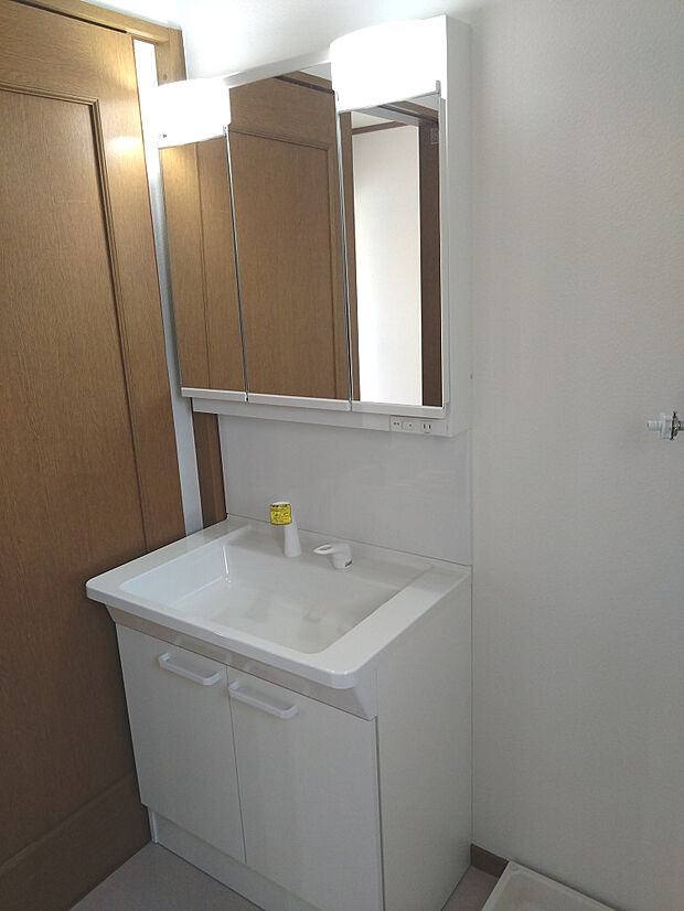 シャワー水栓の三面鏡付き独立洗面化粧台！玄関入ってすぐに洗面室があり、帰宅後の手洗いもスムーズ。