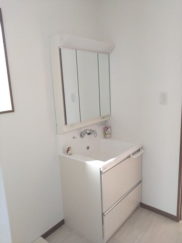 収納力のある三面鏡付き独立洗面化粧台！1階に洗面室があり、帰宅後の手洗いもスムーズに行えますね。