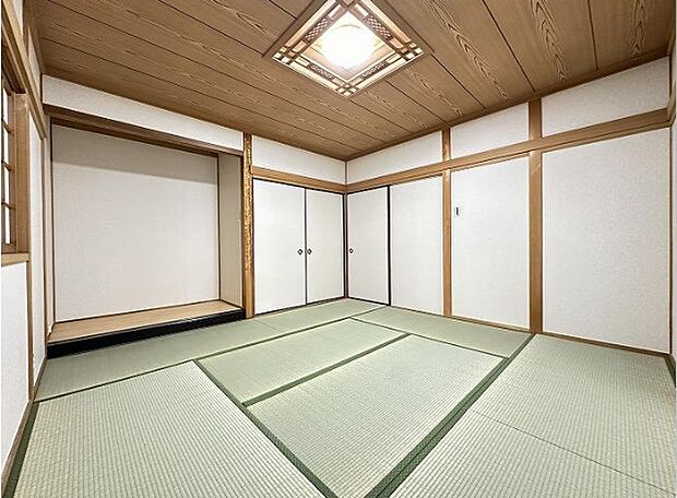 1階の独立した8帖和室は、客間や趣味のお部屋としても活用可能！床の間・押入れも備わっています。