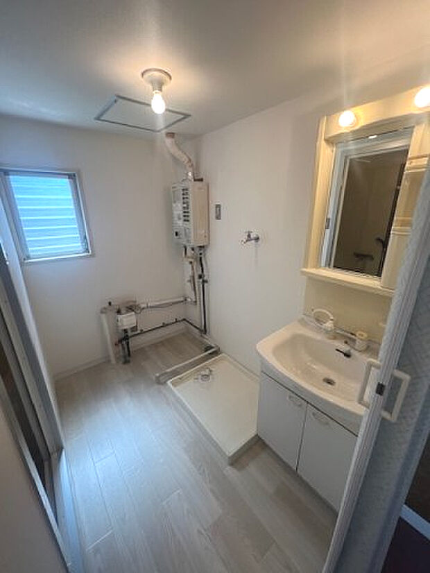 洗濯機置き場と脱衣スペースもしっかりと確保されている洗面室！シャワー付き洗面台で身支度もスムーズに。