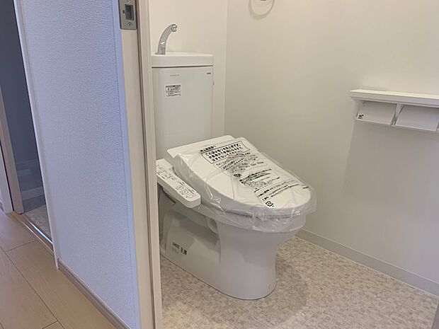 温水洗浄便座付のトイレで、冬の寒い時期でも快適！汚れた時にはサッと拭けて衛生的です。