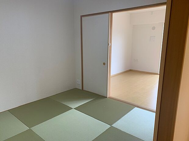 縁なし畳を採用した、約5帖の和室！廊下・リビングの2方向から出入り可能。客間としてもご利用できます。