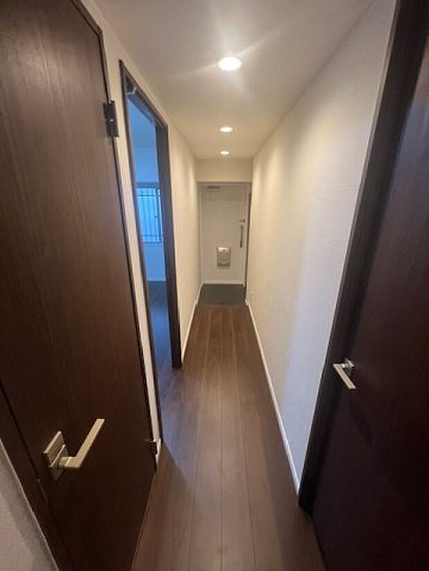 玄関から各部屋へ繋がる廊下です。全居室がフローリングで繋がり、お掃除や家具の移動もラクラクです！